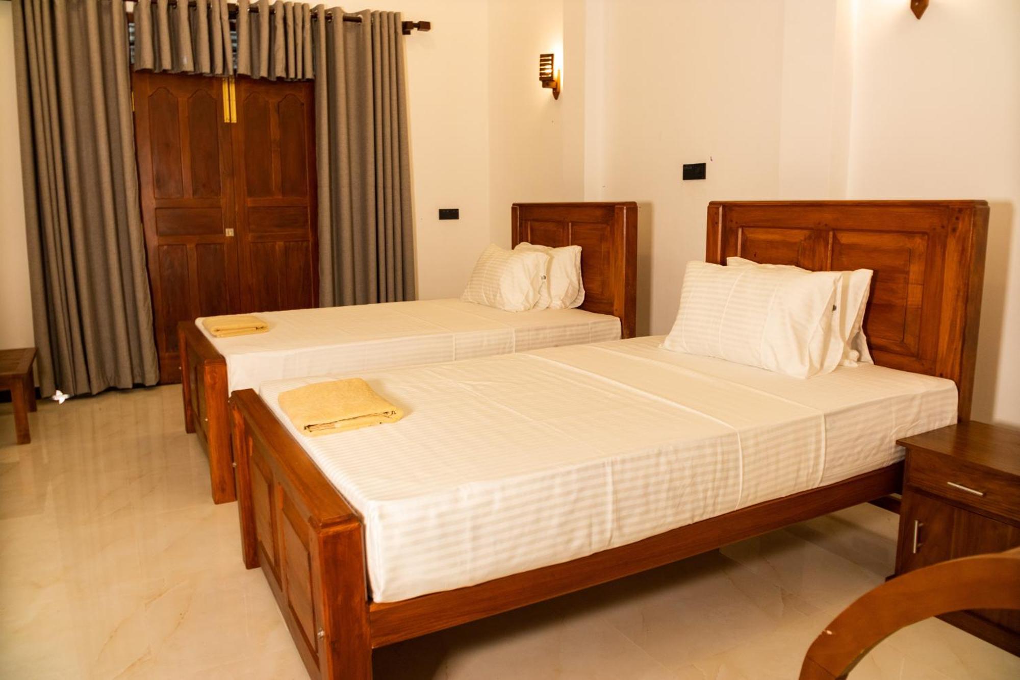 The Green Lagoon Villa Hikkaduwa Rum bild